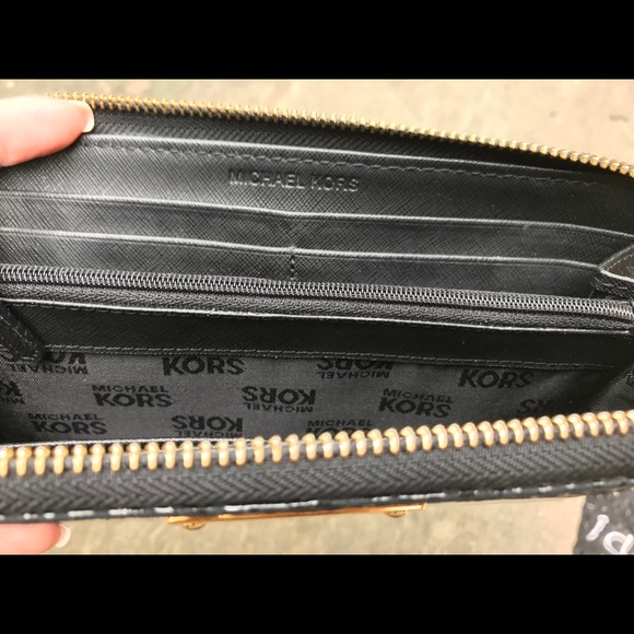 Michael Kors Jet Set Nature Travel Wallet - Picture 3 of 4